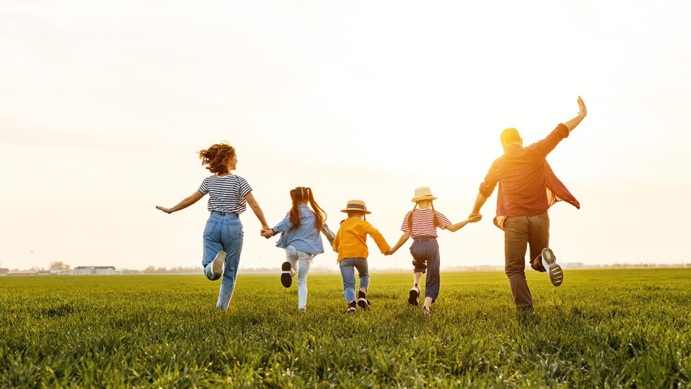 Outdoor Family-jumping-1920-min