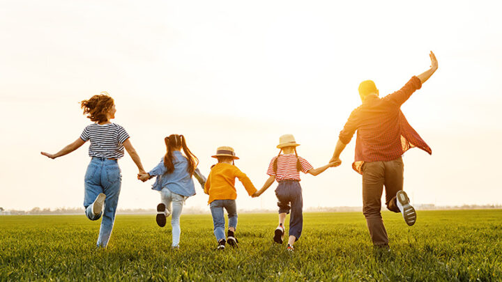 Outdoor-Family-jumping