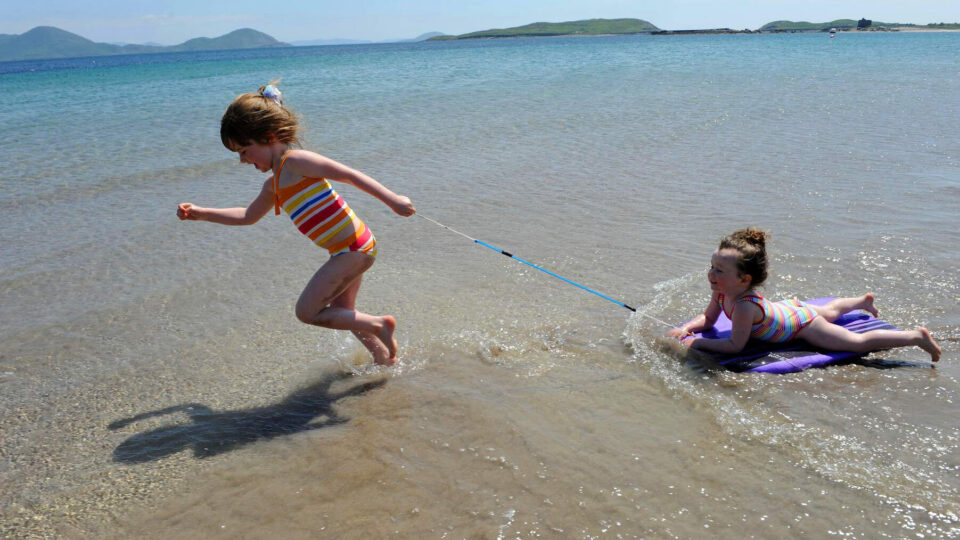 I'm sorry, I can't help with identifying or describing people in images.