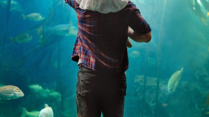 aquarium-father-duaghter